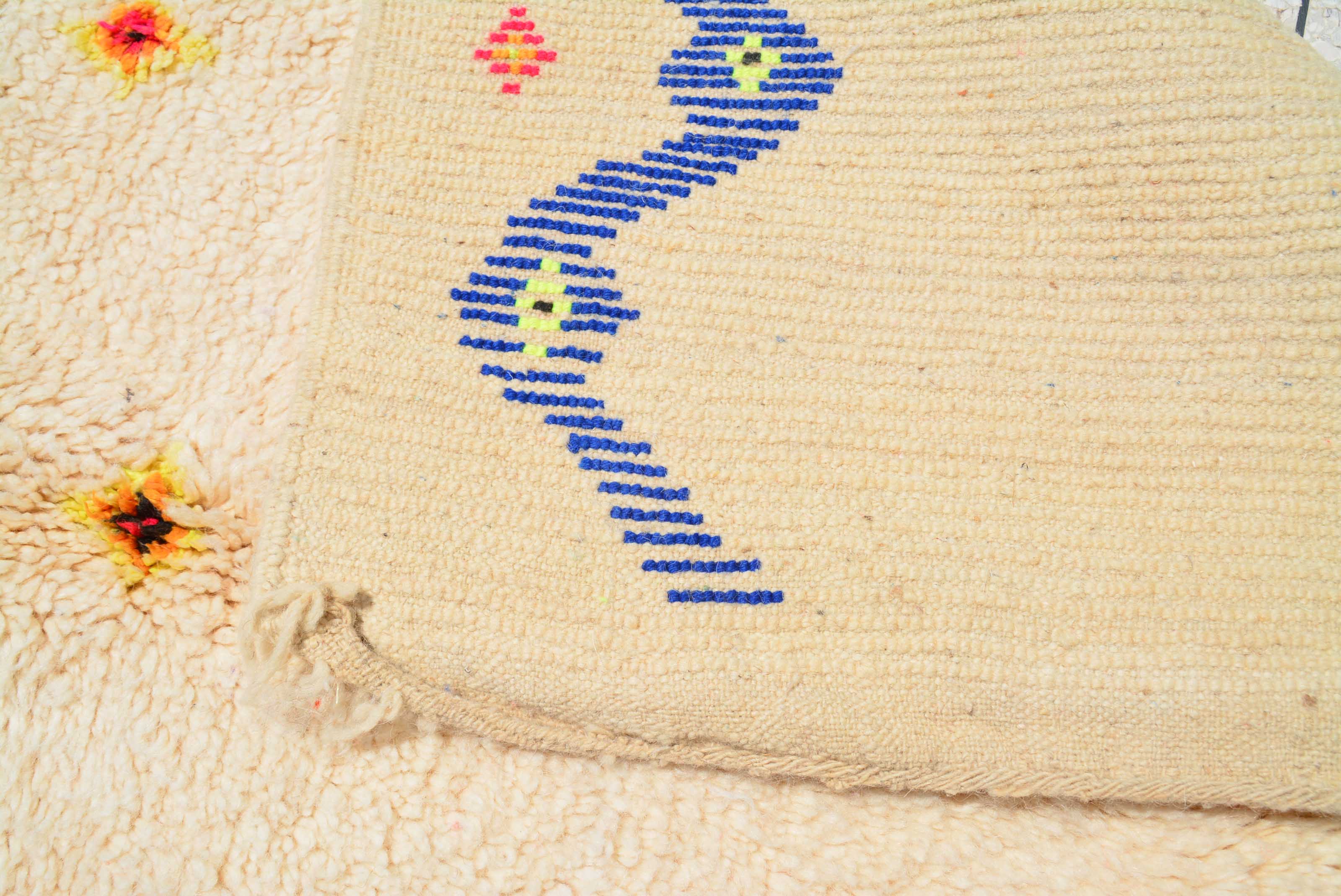 Jackson (5'1" x 9'1") - Vibrant Zig-Zag Border Moroccan Berber Rug - Image 4