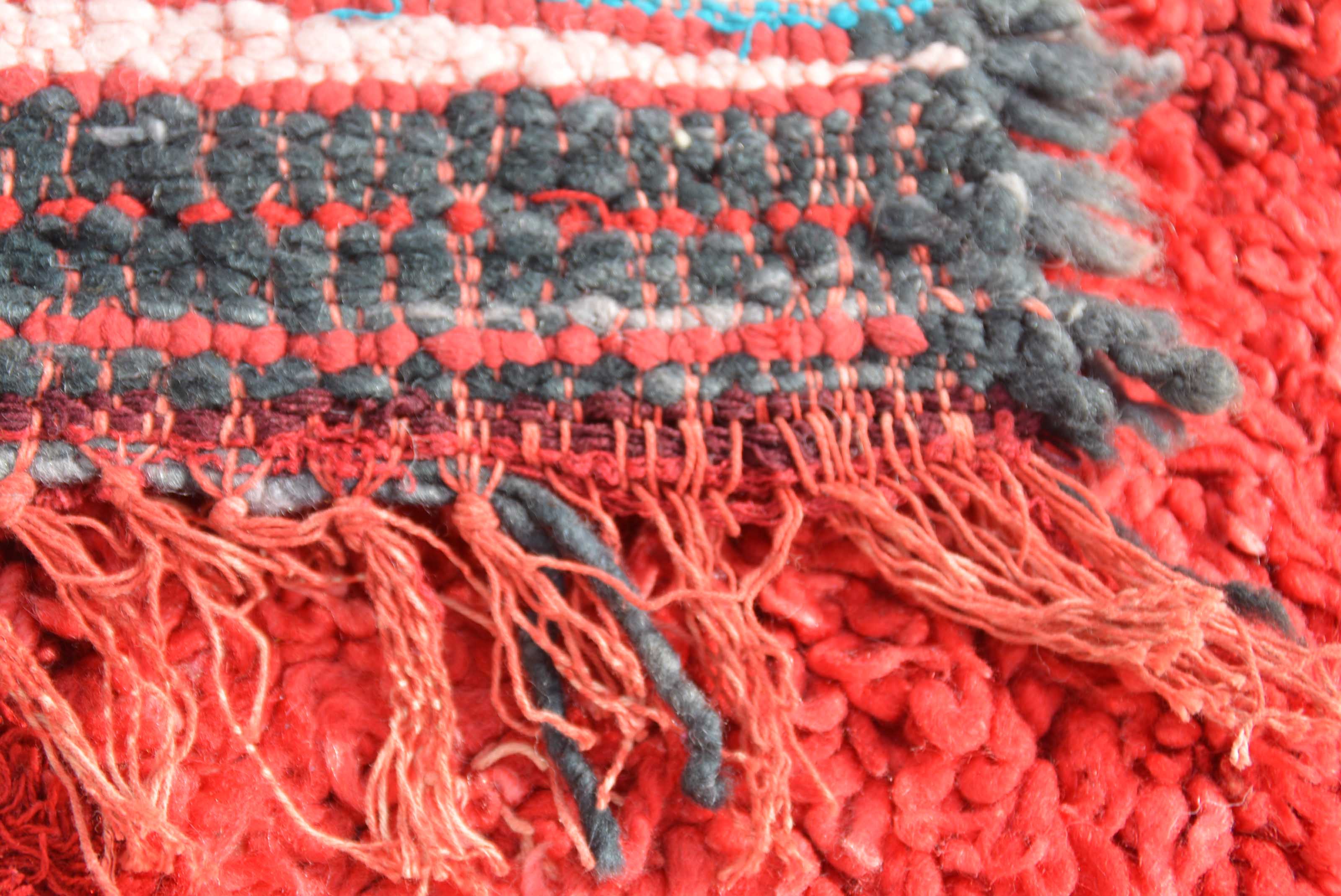 Just Red - 2'11" x 4'5" - 0.89m x 1.35m - Image 4